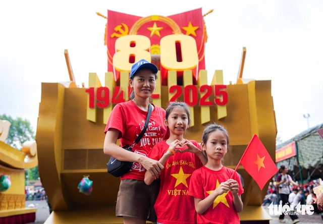 Biển người chờ xem sơ duyệt cấp Nhà nước diễu binh, diễu hành 80 năm Quốc khánh - Ảnh 3.