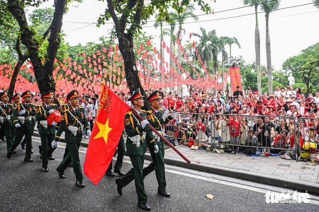 Biển người chờ xem sơ duyệt cấp Nhà nước diễu binh, diễu hành 80 năm Quốc khánh - Ảnh 2.