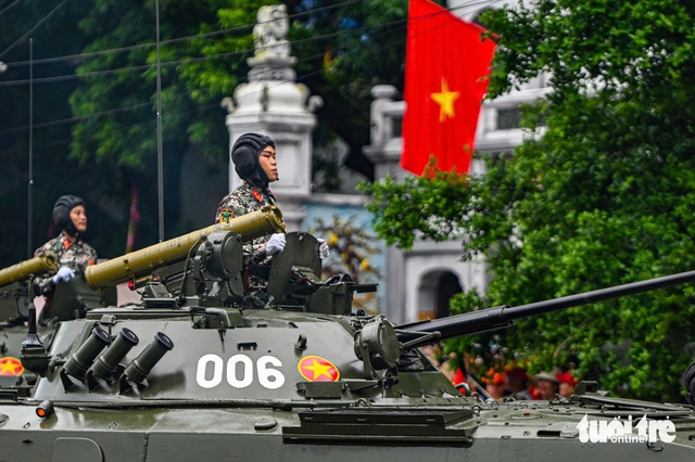 Biển người chờ xem sơ duyệt cấp Nhà nước diễu binh, diễu hành 80 năm Quốc khánh - Ảnh 5.