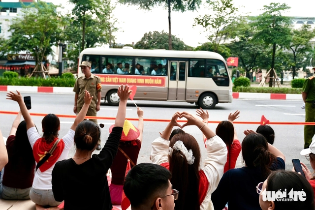 Biển người chờ xem sơ duyệt cấp Nhà nước diễu binh, diễu hành 80 năm Quốc khánh - Ảnh 2.