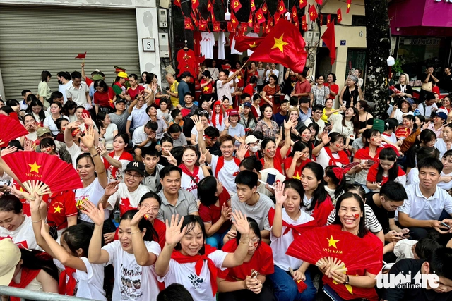 Biển người chờ xem sơ duyệt cấp Nhà nước diễu binh, diễu hành 80 năm Quốc khánh - Ảnh 3.