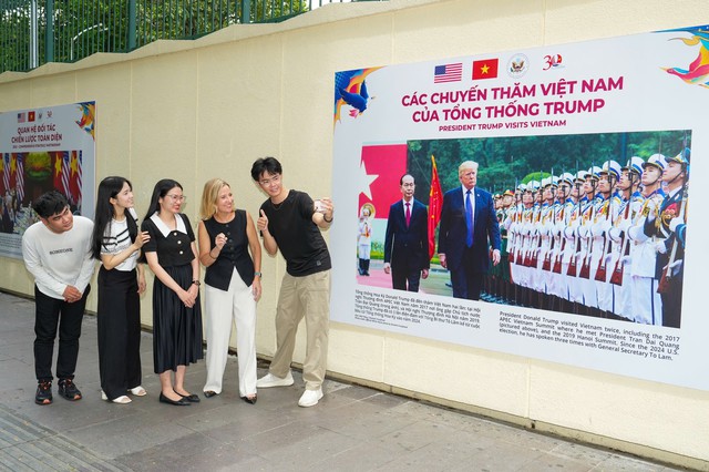 Photo wall marks 30th anniversary of Vietnam-US ties in Ho Chi Minh City
- Ảnh 1. Photo wall marks 30th anniversary of Vietnam-US ties in Ho Chi Minh City
- Ảnh 1.