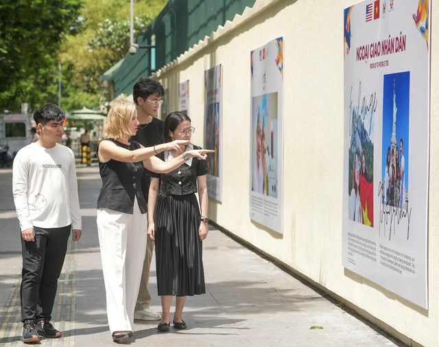 Photo wall marks 30th anniversary of Vietnam-US ties in Ho Chi Minh City
- Ảnh 4. Photo wall marks 30th anniversary of Vietnam-US ties in Ho Chi Minh City
- Ảnh 4.