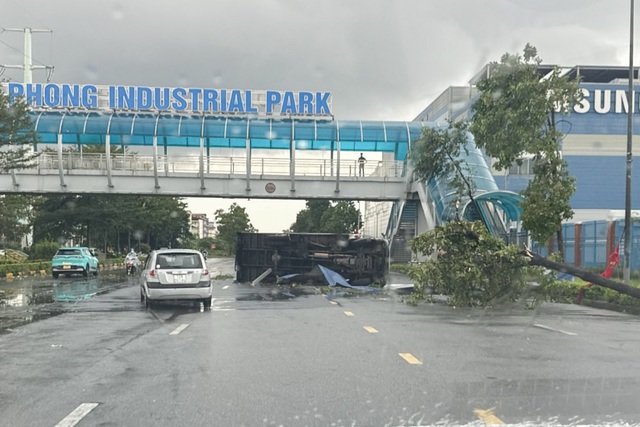 Tornado rips roofs off industrial buildings in Vietnam’s Bac Ninh, no fatalities reported - Ảnh 2.