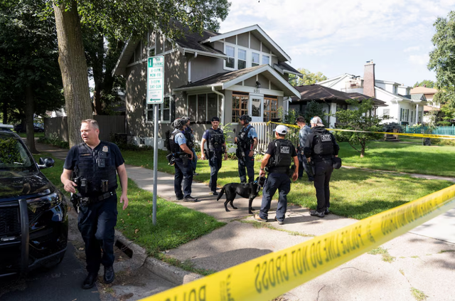 Shooter kills two Minneapolis school children in Catholic church, wounds 17 others- Ảnh 2. Shooter kills two Minneapolis school children in Catholic church, wounds 17 others- Ảnh 2.