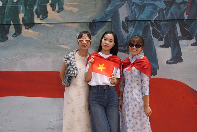 Gen Z TP.HCM rộn ràng check-in mừng Quốc khánh 2-9 - Ảnh 1.