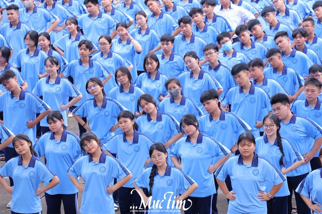 Học sinh lớp 10 Trường THPT Nguyễn Huệ nhận hộ chiếu tân binh, khai mở hành trình thanh xuân- Ảnh 11.