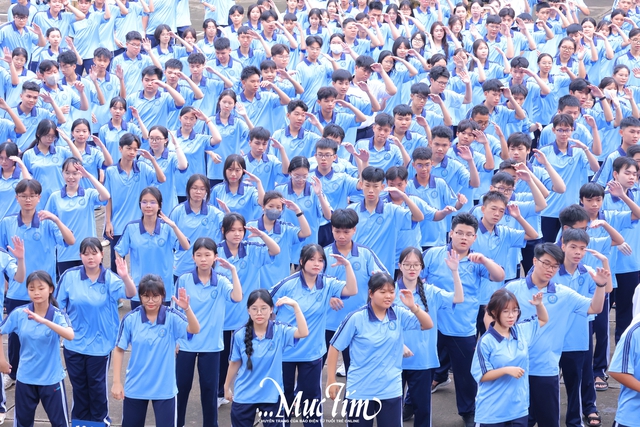Học sinh lớp 10 Trường THPT Nguyễn Huệ nhận hộ chiếu tân binh, khai mở hành trình thanh xuân- Ảnh 13.