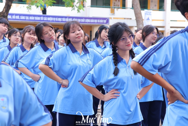 Học sinh lớp 10 Trường THPT Nguyễn Huệ nhận hộ chiếu tân binh, khai mở hành trình thanh xuân- Ảnh 8.