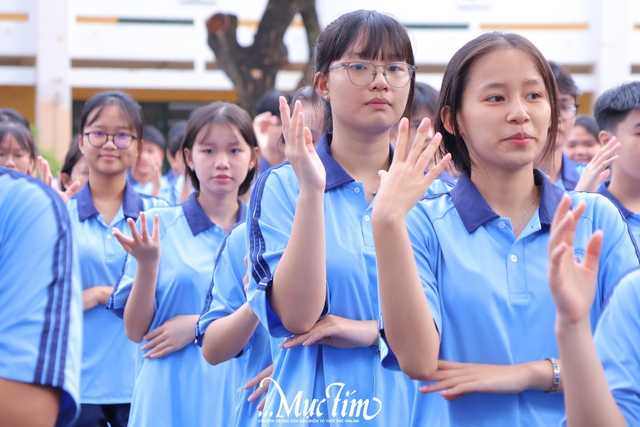 Học sinh lớp 10 Trường THPT Nguyễn Huệ nhận hộ chiếu tân binh, khai mở hành trình thanh xuân- Ảnh 10.