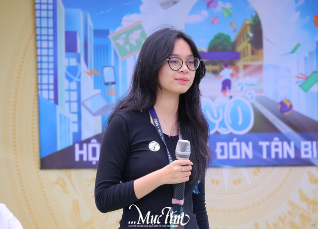 Học sinh lớp 10 Trường THPT Nguyễn Huệ nhận hộ chiếu tân binh, khai mở hành trình thanh xuân- Ảnh 5.