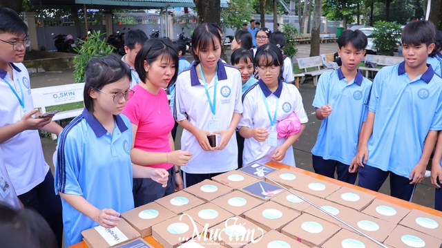 Học sinh lớp 10 Trường THPT Nguyễn Huệ nhận hộ chiếu tân binh, khai mở hành trình thanh xuân- Ảnh 16.