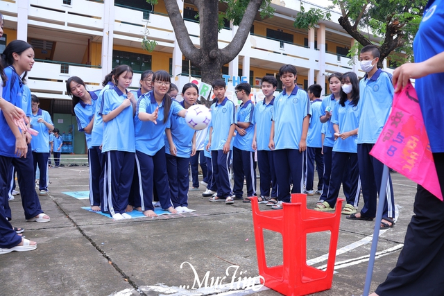Học sinh lớp 10 Trường THPT Nguyễn Huệ nhận hộ chiếu tân binh, khai mở hành trình thanh xuân- Ảnh 19.
