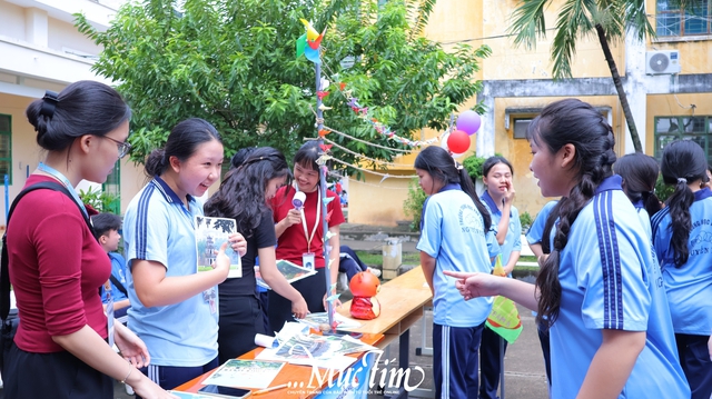 Học sinh lớp 10 Trường THPT Nguyễn Huệ nhận hộ chiếu tân binh, khai mở hành trình thanh xuân- Ảnh 21.