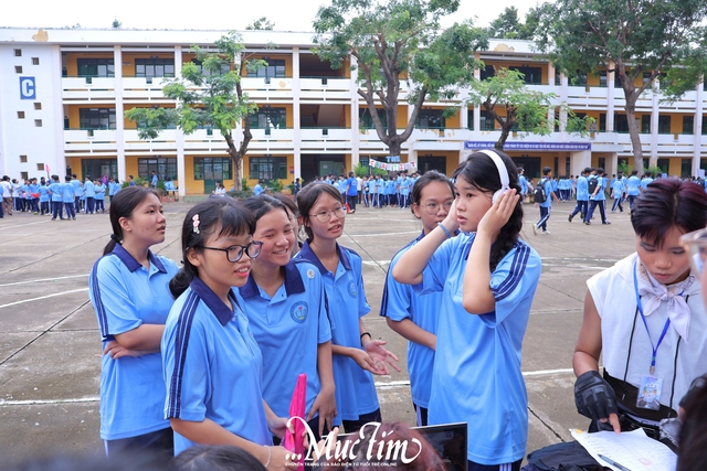 Học sinh lớp 10 Trường THPT Nguyễn Huệ nhận hộ chiếu tân binh, khai mở hành trình thanh xuân- Ảnh 23.