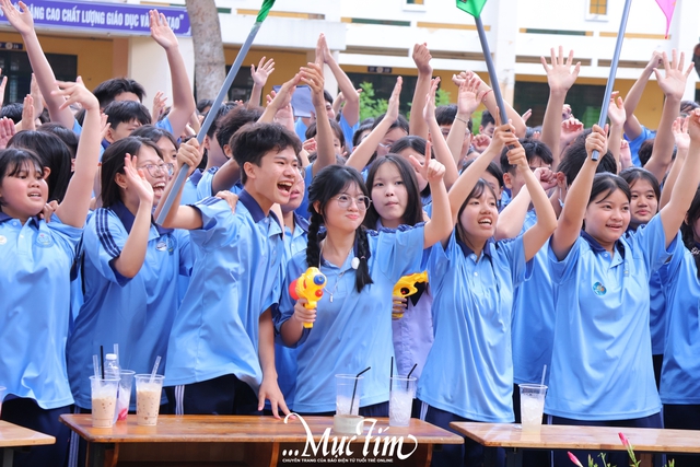 Học sinh lớp 10 Trường THPT Nguyễn Huệ nhận hộ chiếu tân binh, khai mở hành trình thanh xuân- Ảnh 27.