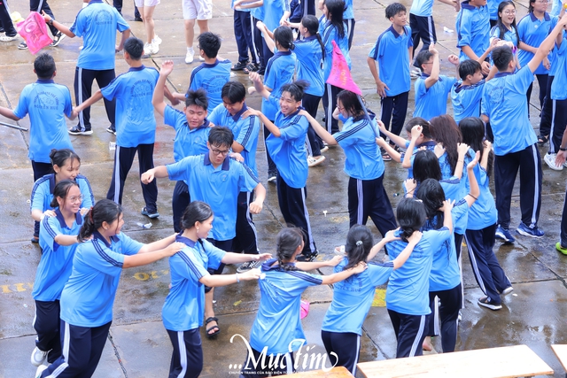 Học sinh lớp 10 Trường THPT Nguyễn Huệ nhận hộ chiếu tân binh, khai mở hành trình thanh xuân- Ảnh 31.