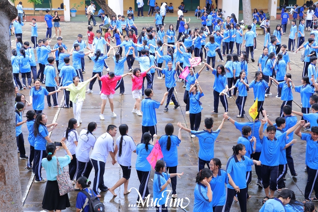 Học sinh lớp 10 Trường THPT Nguyễn Huệ nhận hộ chiếu tân binh, khai mở hành trình thanh xuân- Ảnh 32.