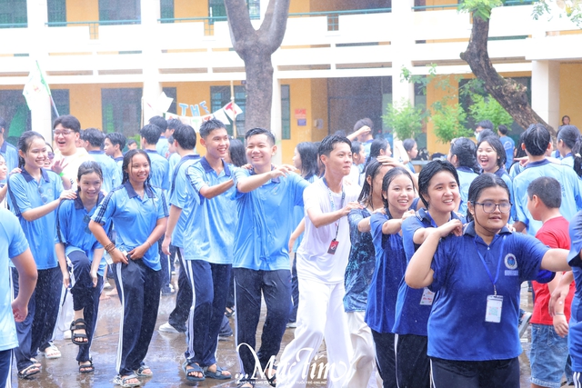 Học sinh lớp 10 Trường THPT Nguyễn Huệ nhận hộ chiếu tân binh, khai mở hành trình thanh xuân- Ảnh 33.