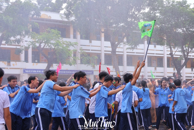 Học sinh lớp 10 Trường THPT Nguyễn Huệ nhận hộ chiếu tân binh, khai mở hành trình thanh xuân- Ảnh 34.