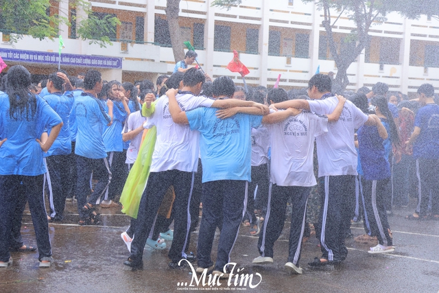 Học sinh lớp 10 Trường THPT Nguyễn Huệ nhận hộ chiếu tân binh, khai mở hành trình thanh xuân- Ảnh 35.