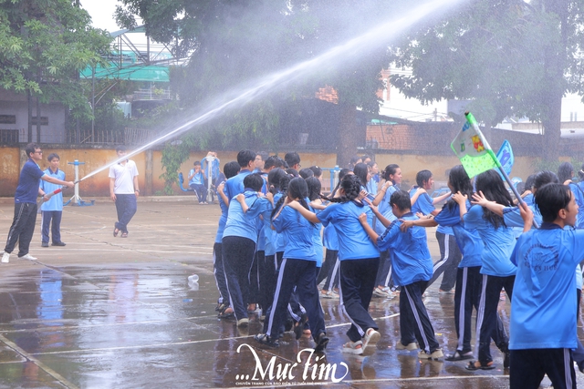 Học sinh lớp 10 Trường THPT Nguyễn Huệ nhận hộ chiếu tân binh, khai mở hành trình thanh xuân- Ảnh 37.