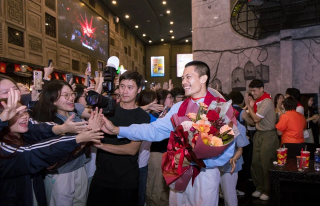 Danh tính chiến sĩ hút fan nhất phim Mưa đỏ, tên FC nghe hết hồn - Ảnh 7.