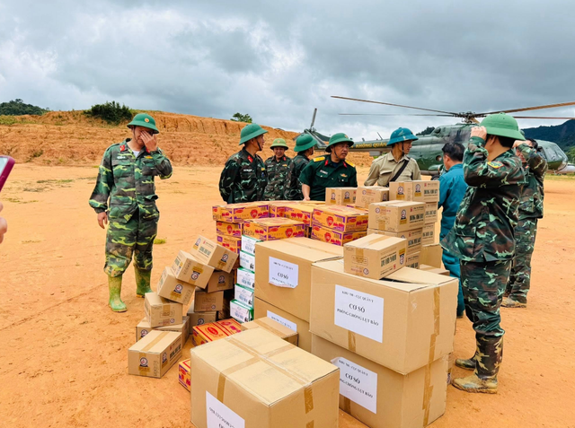 Vietnamese defense ministry deploys 3 helicopters with relief team, supplies to flood-hit Dien Bien
- Ảnh 2.