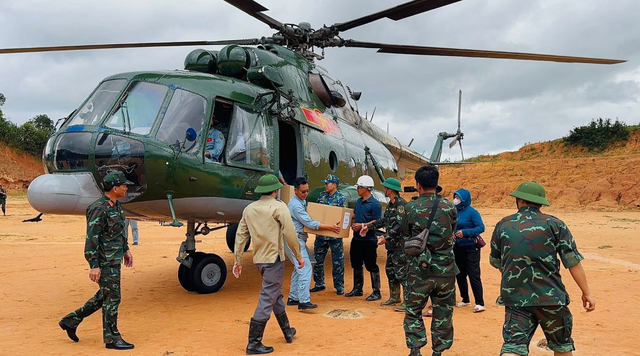 Vietnamese defense ministry deploys 3 helicopters with relief team, supplies to flood-hit Dien Bien
- Ảnh 1.