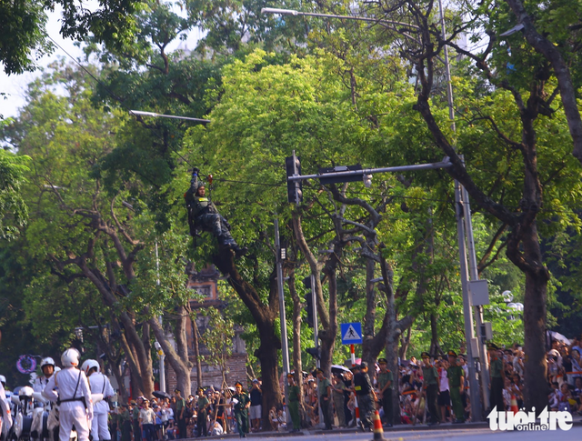 Police officers stage dramatic anti-terror display in Hanoi
- Ảnh 9. Police officers stage dramatic anti-terror display in Hanoi
- Ảnh 9.