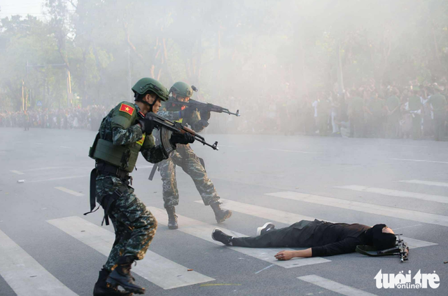 Police officers stage dramatic anti-terror display in Hanoi
- Ảnh 12. Police officers stage dramatic anti-terror display in Hanoi
- Ảnh 12.