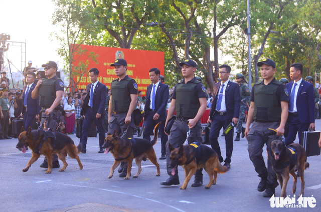 Police officers stage dramatic anti-terror display in Hanoi
- Ảnh 14. Police officers stage dramatic anti-terror display in Hanoi
- Ảnh 14.