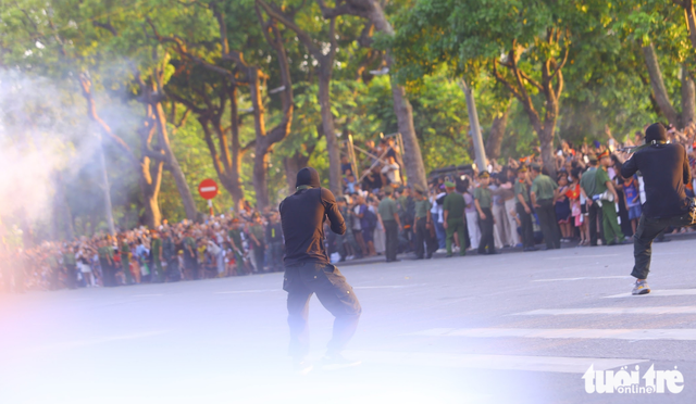 Police officers stage dramatic anti-terror display in Hanoi
- Ảnh 4. Police officers stage dramatic anti-terror display in Hanoi
- Ảnh 4.