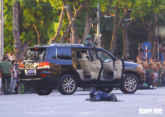 Police officers stage dramatic anti-terror display in Hanoi
- Ảnh 5. Police officers stage dramatic anti-terror display in Hanoi
- Ảnh 5.