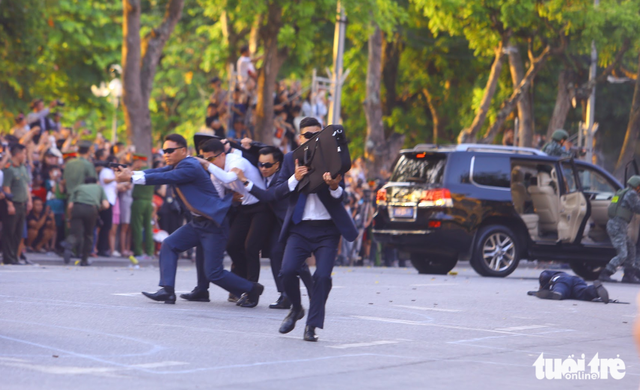 Police officers stage dramatic anti-terror display in Hanoi
- Ảnh 7. Police officers stage dramatic anti-terror display in Hanoi
- Ảnh 7.