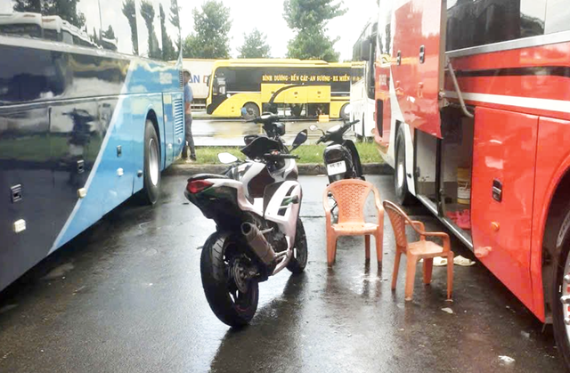 In Vietnam, man steals motorcycle, leaves girlfriend behind at dealership in bizarre heist - Ảnh 2. In Vietnam, man steals motorcycle, leaves girlfriend behind at dealership in bizarre heist - Ảnh 2.