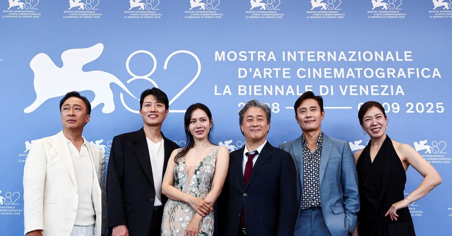 Park Chan-wook brings 20-year project on job insecurity to Venice - Ảnh 1.