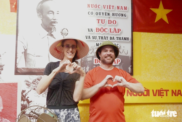 Foreign couple captivated by Vietnam’s National Day parade rehearsal - Ảnh 1. Foreign couple captivated by Vietnam’s National Day parade rehearsal - Ảnh 1.