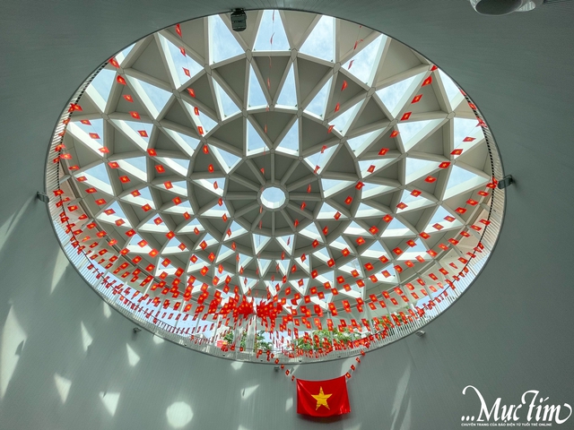 Lễ 2-9 đi metro miễn phí, khám phá loạt góc check-in đầy tự hào- Ảnh 2.