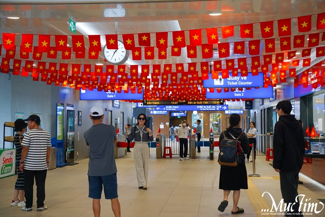 Lễ 2-9 đi metro miễn phí, khám phá loạt góc check-in đầy tự hào- Ảnh 5.