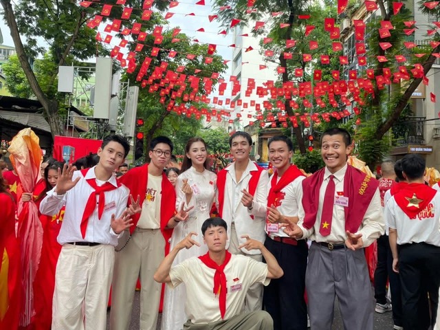 Dàn diễn viên Mưa đỏ tự hào bước đi giữa biển cờ hoà bình - Ảnh 1.