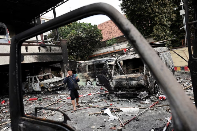 3 dead as Indonesian protesters set fire to regional parliament building - Ảnh 6.