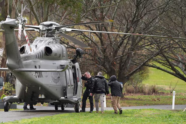 Search for Australian gunman enters fifth day as weather closes in - Ảnh 1.