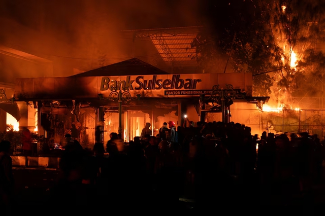 3 dead as Indonesian protesters set fire to regional parliament building - Ảnh 3.