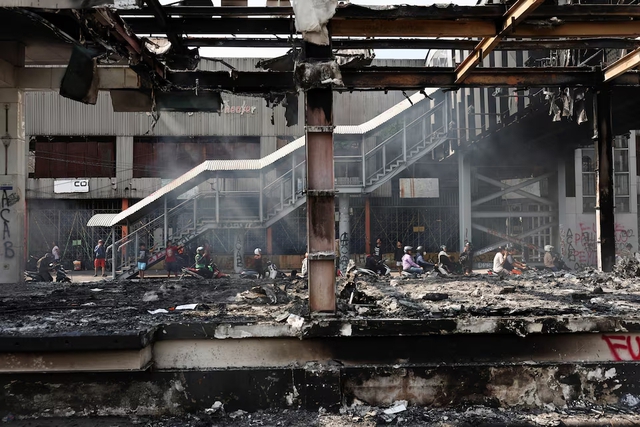 3 dead as Indonesian protesters set fire to regional parliament building - Ảnh 5.