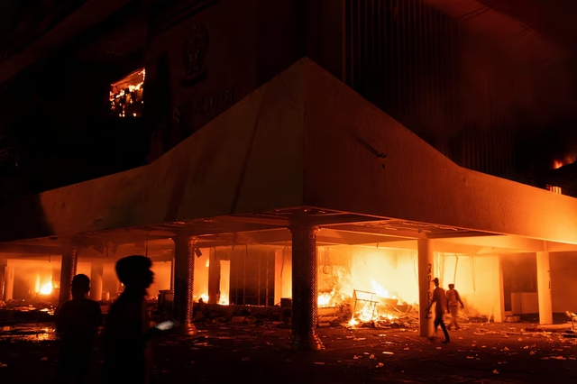3 dead as Indonesian protesters set fire to regional parliament building - Ảnh 1.