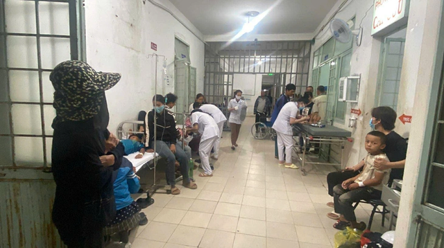 131 hospitalized for suspected food poisoning after housewarming party in Vietnam’s Gia Lai - Ảnh 1.