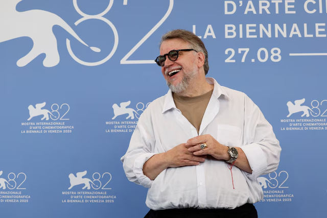 Del Toro's 'Frankenstein' shuns horror for humanity at Venice - Ảnh 1.