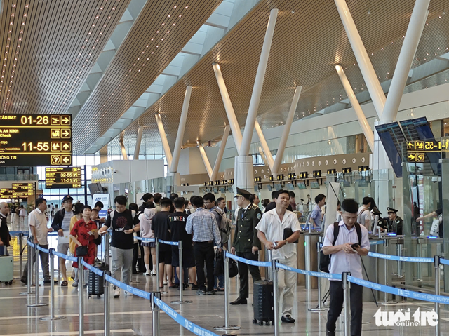 Holiday rush no longer overwhelms Ho Chi Minh City airport   - Ảnh 1.