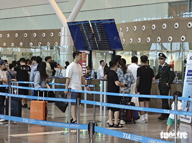 Holiday rush no longer overwhelms Ho Chi Minh City airport   - Ảnh 2.